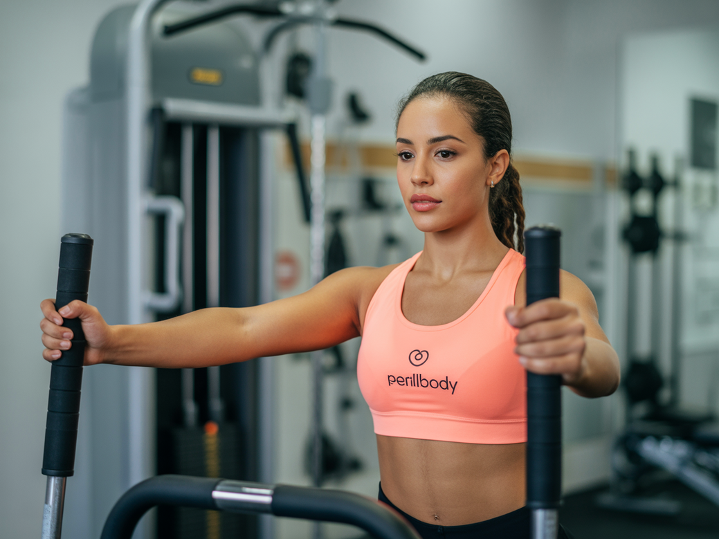 Gestante utilizando aparelhos de alongamento para gestantes com a orientação de uma personal trainer, demonstrando segurança e profissionalismo.