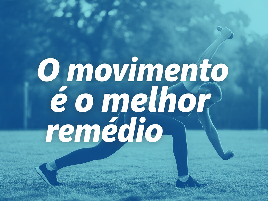 Instrutor de treino funcional usando citações de fisioterapeutas para motivar um aluno durante o exercício.