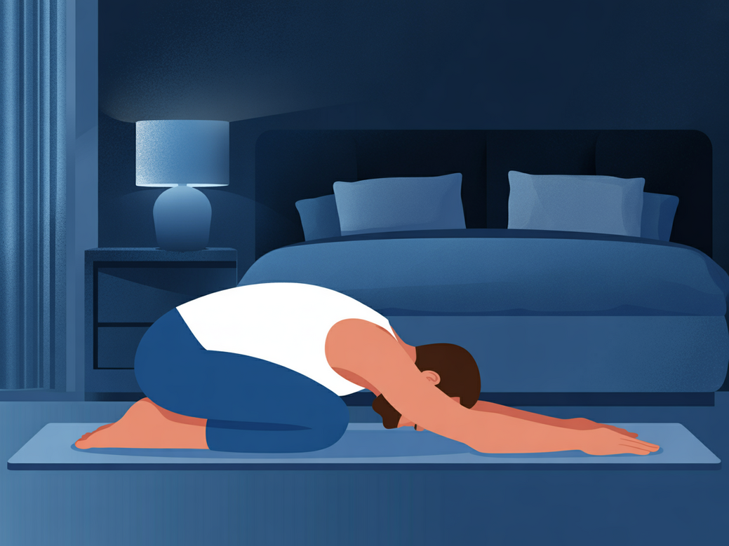 Homem praticando yoga suave no quarto para combater a insônia masculina, demonstrando uma postura relaxante.