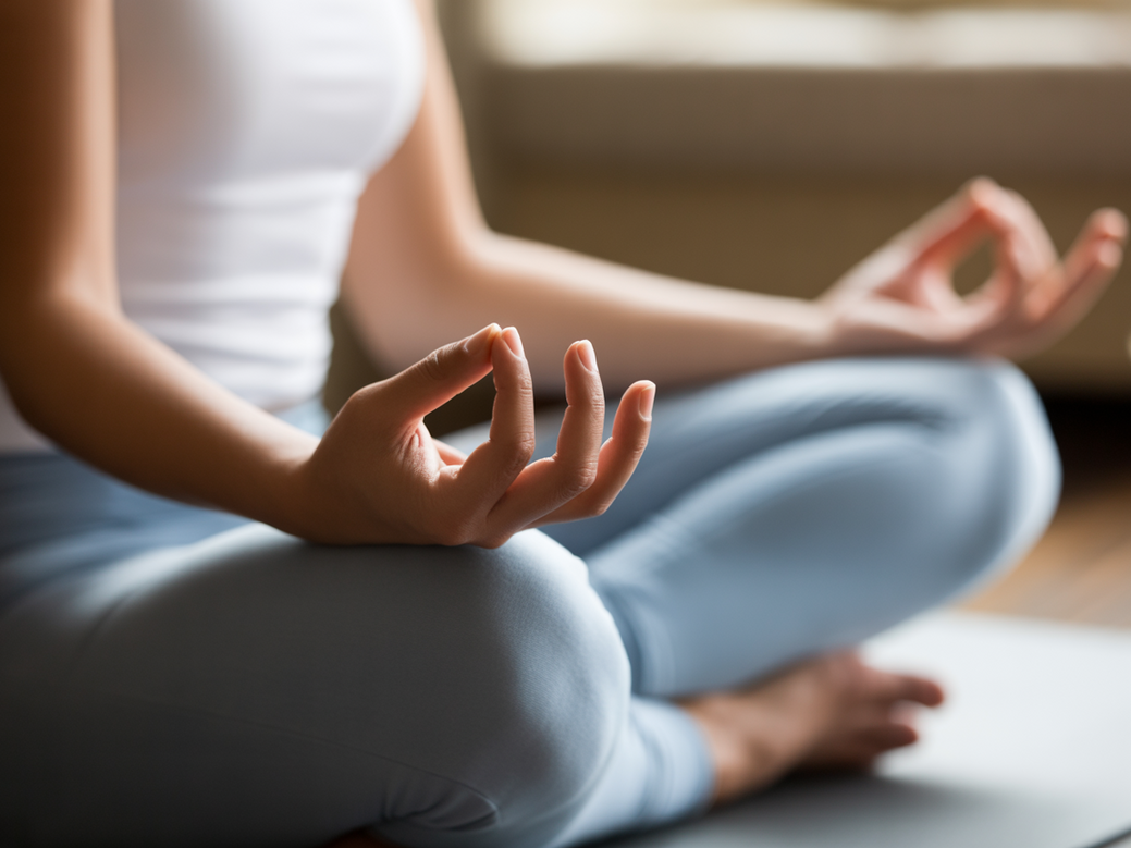 Mulher praticando Pranayama, técnicas de respiração do dicionário de yoga