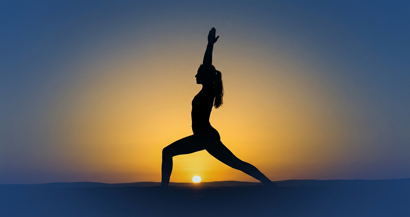 Mulher praticando yoga ao amanhecer com frases de inspiração para superar relacionamento tóxico