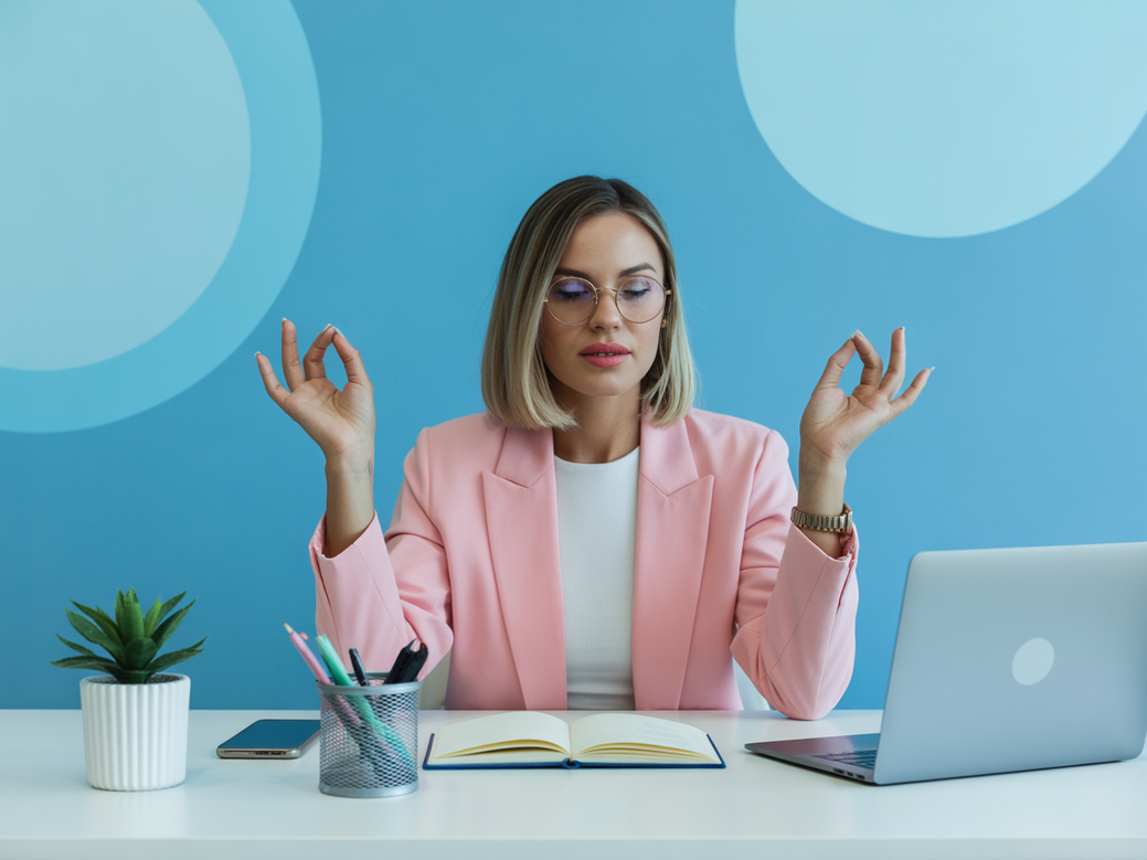 Empreendedora do setor de estética praticando a filosofia do yoga para empreendedoras em seu ambiente de trabalho, demonstrando bem-estar e foco.