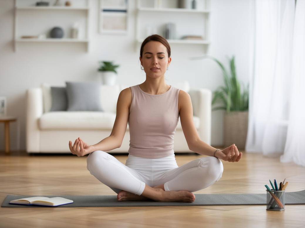 Empreendedora digital meditando em seu escritório para obter clareza mental com frases de inspiração.