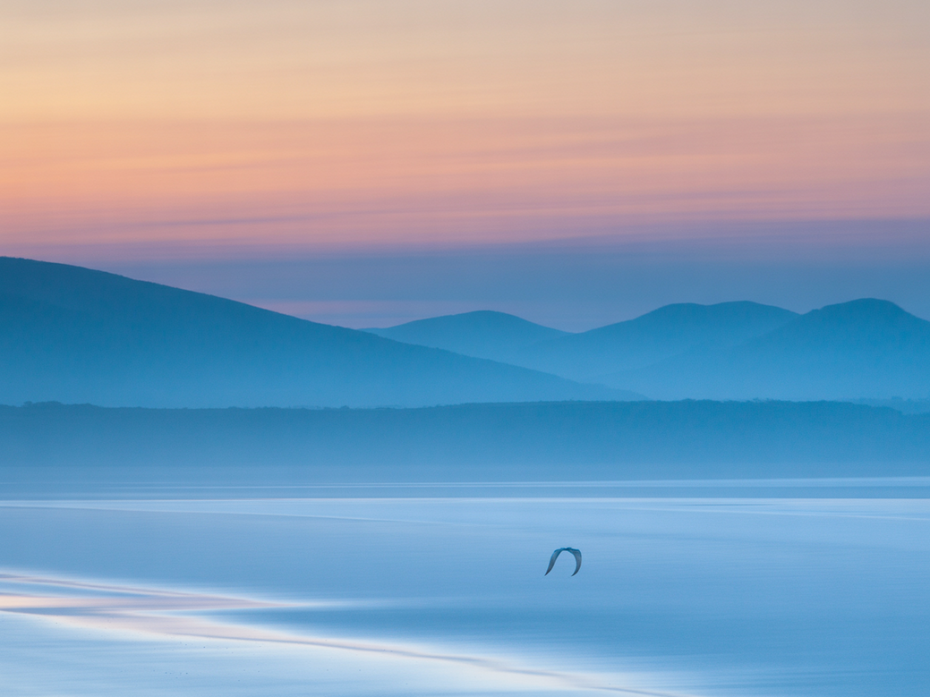 Mulher praticando yoga ao amanhecer, com frases de inspiração para luto sobrepostas, simbolizando esperança.