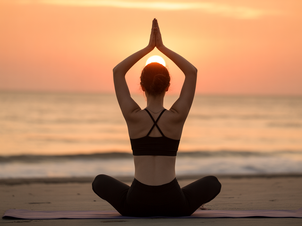 Mulher praticando yoga ao nascer do sol, simbolizando a superação de um relacionamento tóxico e o empoderamento feminino.