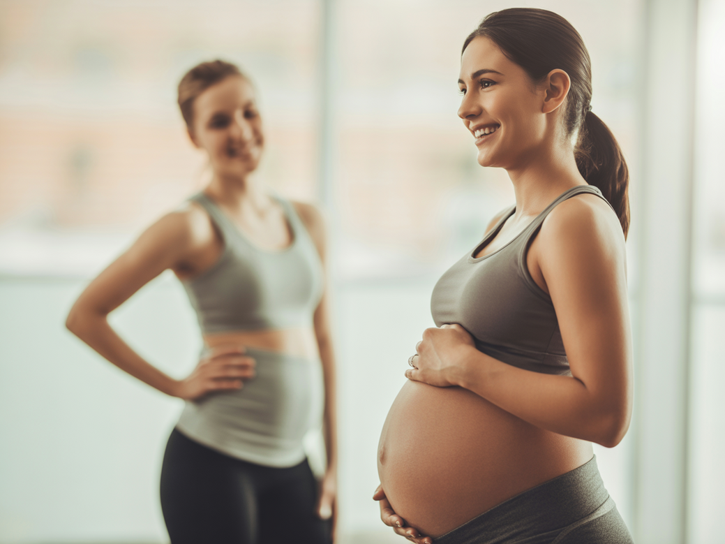 Gestante feliz agradecendo seu professor de educação física durante um treino seguro e especializado.