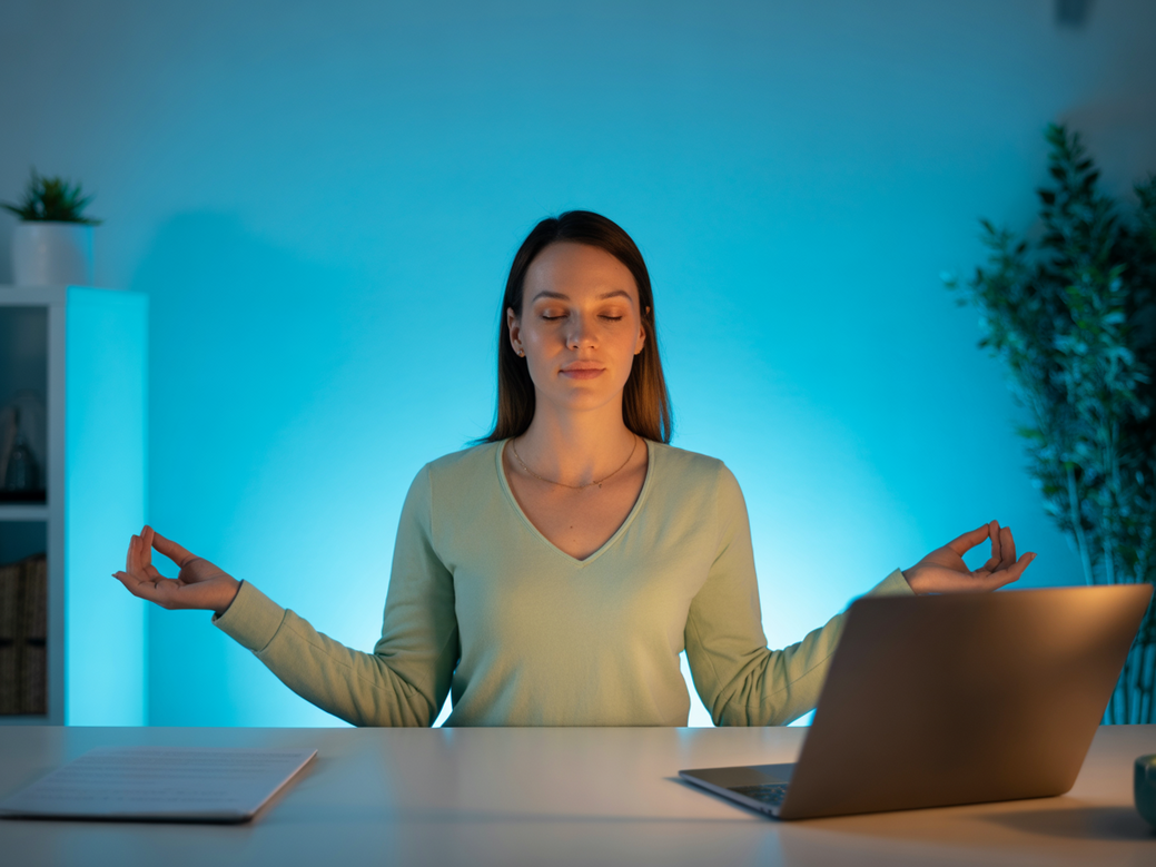 Mulher empreendedora meditando em seu escritório, demonstrando como a meditação para empreendedoras aumenta a clareza mental e a produtividade.