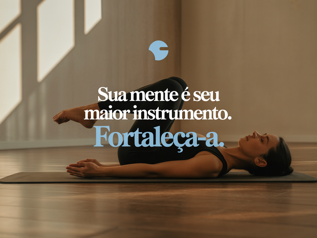 Influencer de fitness usando mensagens de pilates em seu celular para engajar a audiência e monetizar seu conteúdo.