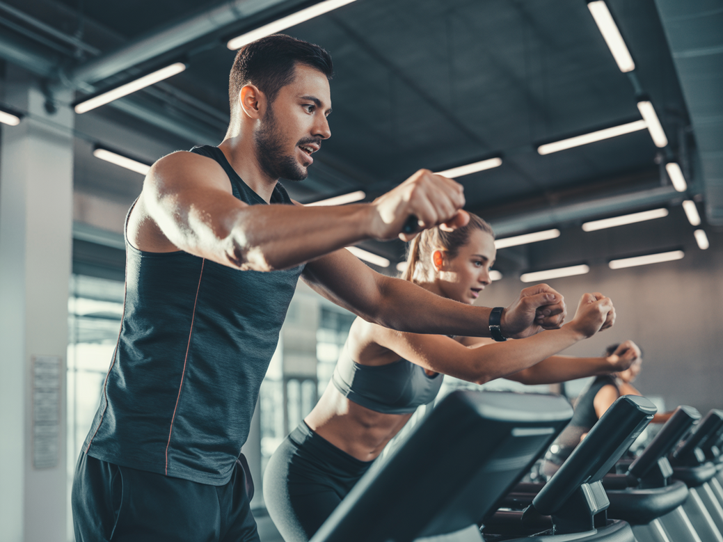 Personal trainer usando mensagens de motivação para academia com seu aluno durante um treino intenso de HIIT