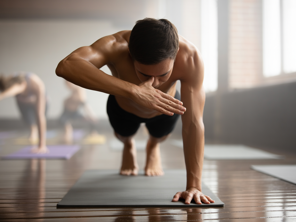 Atleta em posição de prancha alta tocando o ombro, exercício que fortalece o core e os ombros.