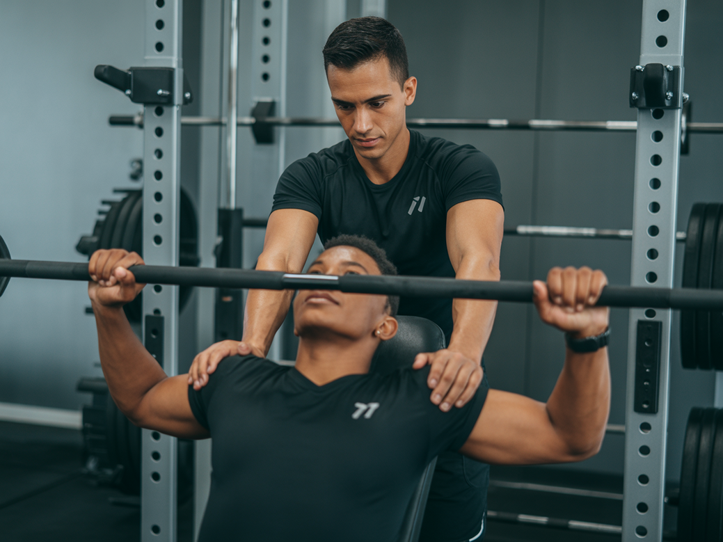 Atleta de Cross Training executando supino articulado em máquina para ganho de força