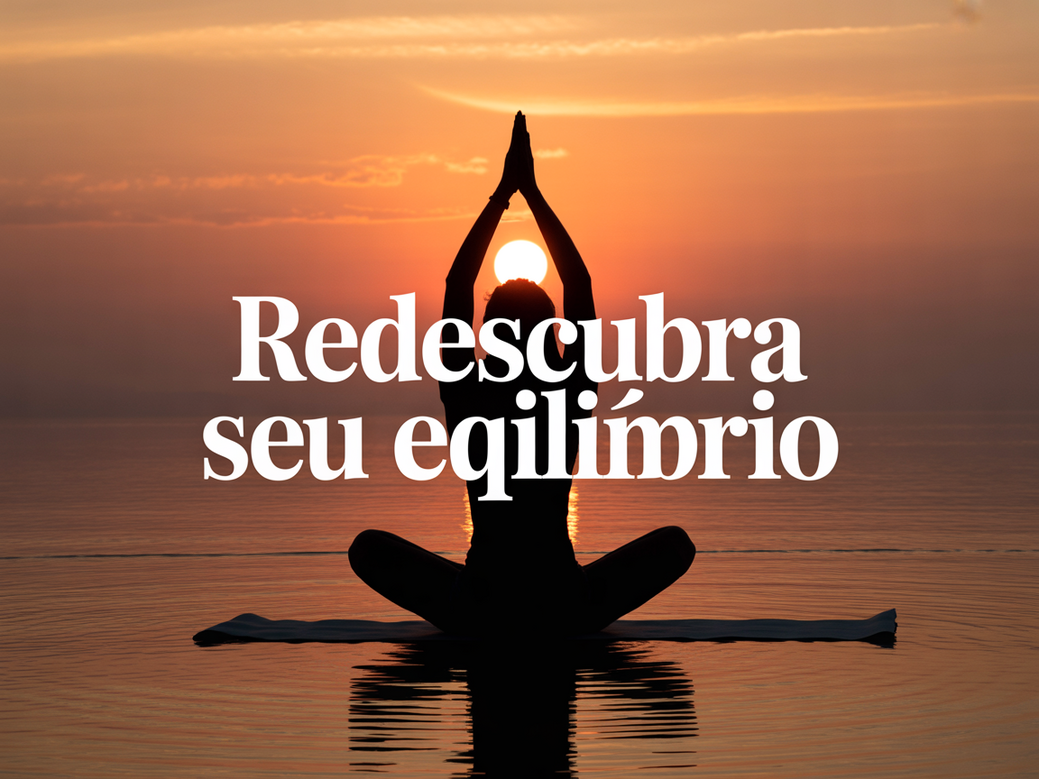 Mulher praticando yoga ao nascer do sol, simbolizando o uso de mensagens de yoga para inspirar.